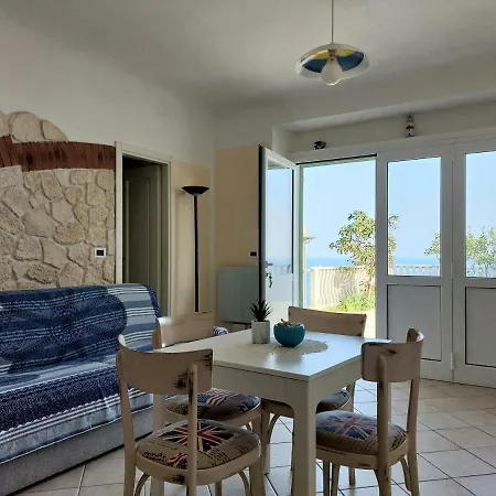 Una Finestra Sul Mare Monolocale Апартаменты *